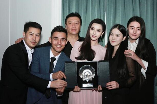 范冰冰夺影后感谢团队:心疼你们曾睡地铺_综艺