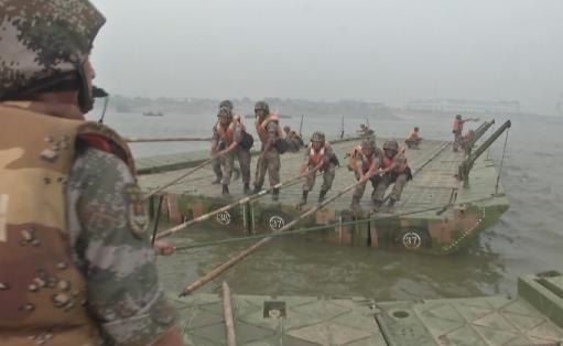 舟桥部队架设800米混合浮桥横跨湘江(组图)