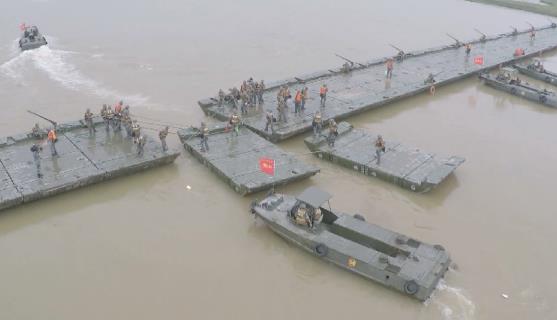 舟桥部队架设800米混合浮桥横跨湘江(组图)