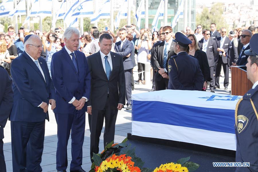 People pay their last respect in front of the coffin of former Israeli President Shimon Peres at the central Knesset plaza in Jerusalem, Sept. 29, 2016. Peres, one of the last living founding fathers of Israel, passed away at the age of 93 early Wednesday morning after suffering a major stroke more than two weeks ago. (Xinhua/Guo Yu)