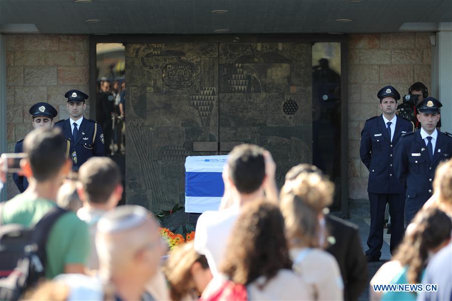 Former U.S. President Bill Clinton (2nd L) and Israeli President Reuven Rivlin (1st L) pay their last respect in front of the coffin of former Israeli President Shimon Peres at the central Knesset plaza in Jerusalem, Sept. 29, 2016. Peres, one of the last living founding fathers of Israel, passed away at the age of 93 early Wednesday morning after suffering a major stroke more than two weeks ago. (Xinhua/Guo Yu) (cyc)