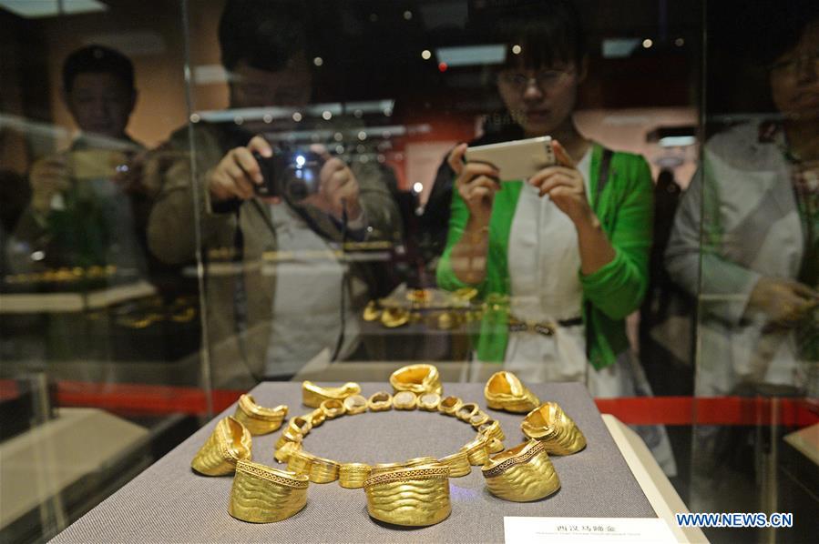 Visitors view hoof-shaped gold wares at an exhibition in Jiangxi Provincial Museum in Nanchang, capital of east China