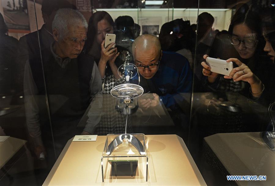 Visitors view a jade seal at an exhibition in Jiangxi Provincial Museum in Nanchang, capital of east China