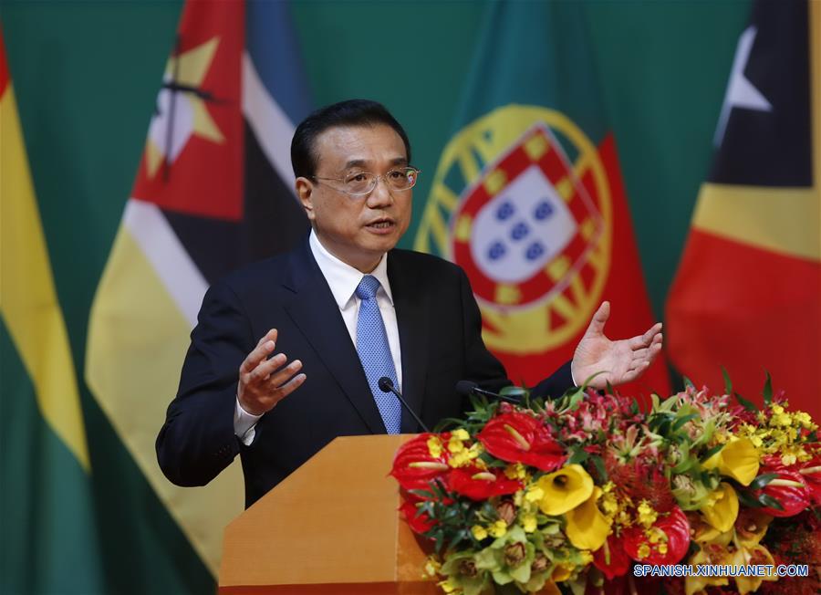 El premier chino, Li Keqiang, pronuncia un discurso de apertura en la ceremonia de apertura de la 5&ordf; Conferencia Ministerial del Foro de Cooperaci&oacute;n Econ&oacute;mica y Comercial entre China y los pa&iacute;ses de habla portuguesa, en Macao, sur de China, 11 de octubre de 2016. (Xinhua / Ju Peng )