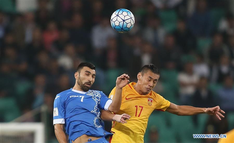 Azizbek Khaydarov (L) of Uzbekistan fights for the ball with Zhang Chengdong of China during their FIFA World Cup 2018 qualifying match in Tashkent, Uzbekistan, Oct. 11, 2016. Uzbekistan won 2-0. (Xinhua/Cao Can)