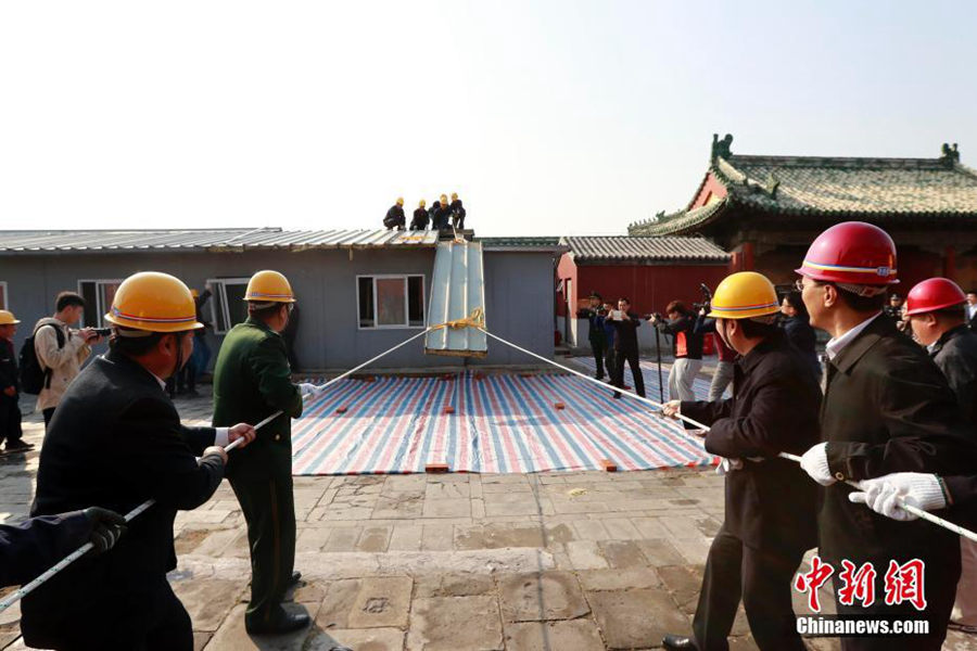 Workers start to take down building parts of modern structures in the Palace Museum in Beijing, Oct 10, 2016. A total of 14,800-square-meter modern structures, scattered in different areas of the ancient building complexes, will be gradually taken down and the project is expected to be finished in the first half of next year, said the museum. The Palace Museum is located in the Forbidden City, which was the imperial palace of 24 emperors during the Ming (1368-1644) and Qing (1644-1911) dynasties, until the end of Chinese imperial history. [Photo/Chinanews.com]