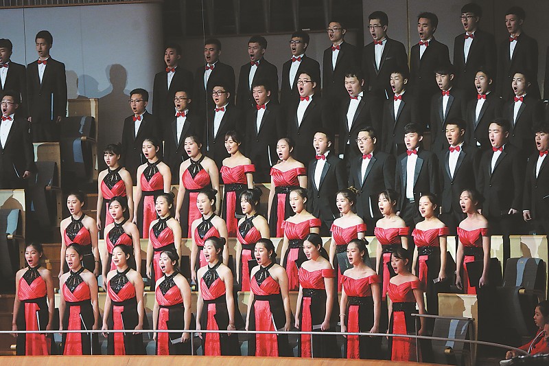 This year marks the 80th anniversary of the end the Long March. To mark this historic event, a symphony divertimenti of The Long March debuted at the National Centre for the Performing Arts.