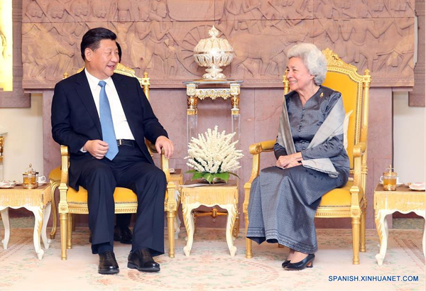 El presidente de China, Xi Jinping, visitó a la Reina Madre de Camboya, Norodom Monineath Sihanouk. (Xinhua/Yao Dawei)