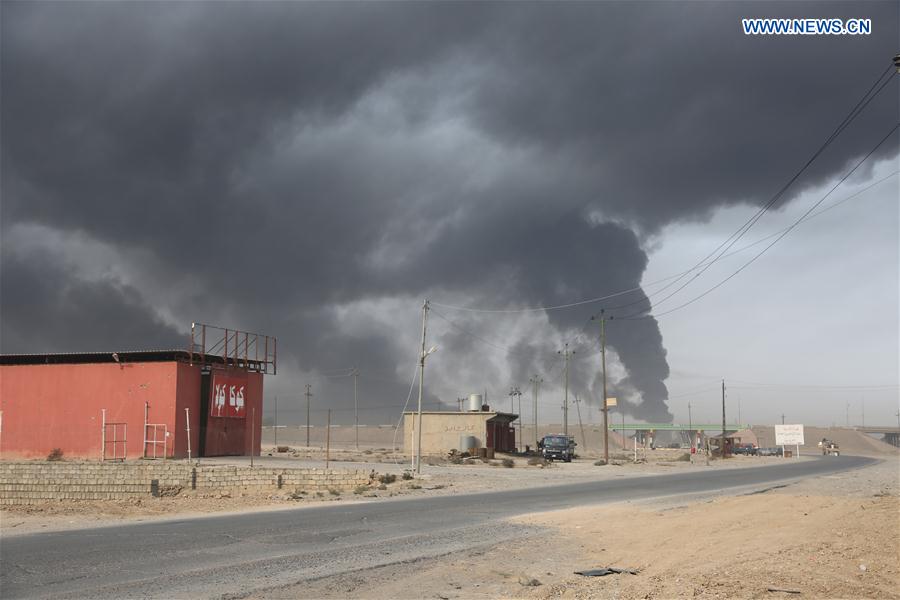 Photo taken on Oct. 17, 2016 shows the heavy smoke rising from oil wells which were destroyed by the Islamic State militants in Qayyarah, southern Mosul, Iraq. Iraqi Prime Minister Haider al-Abadi announced early Monday the beginning of a major offensive to retake the second largest Iraqi city of Mosul from the Islamic State (IS) group. (Xinhua/Liu Wanli) 