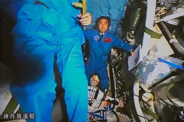 رائدا الفضاء الصينيين جينغ هاى بنغ وتشن دونغ يعدّان ان يدخلا المختبر الفضائى تيانقونغ-2، 19 أكتوبر