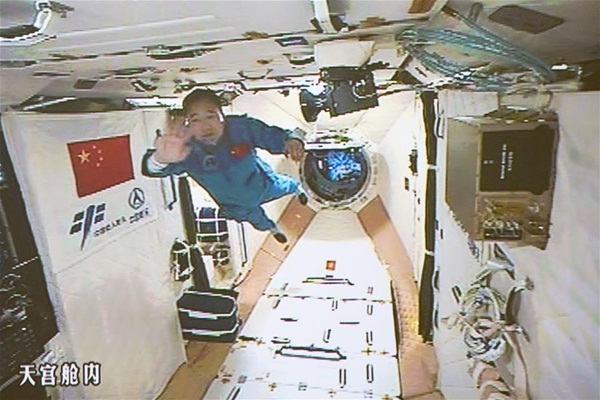 رائد الفضاء الصينيين جينغ هاى بنغ يدخل المختبر الفضائى تيانقونغ-2، 19 أكتوبر