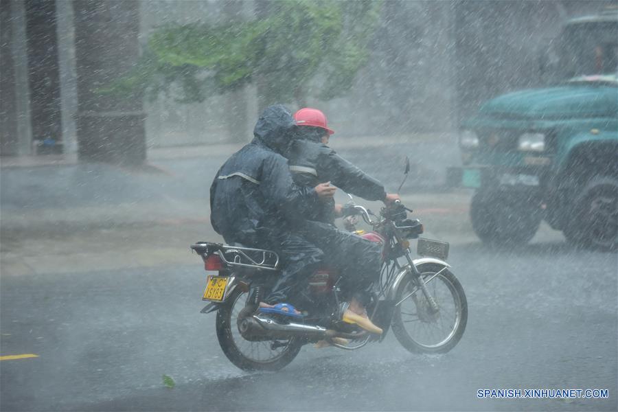 El tif&oacute;n Sarika, el 21&ordm; del a&ntilde;o, toc&oacute; tierra hoy por la ma&ntilde;ana en la provincia insular de Hainan, sur de China, en la que se registraron lluvias torrenciales y vendavales.(Xinhua/Meng Zhongde)