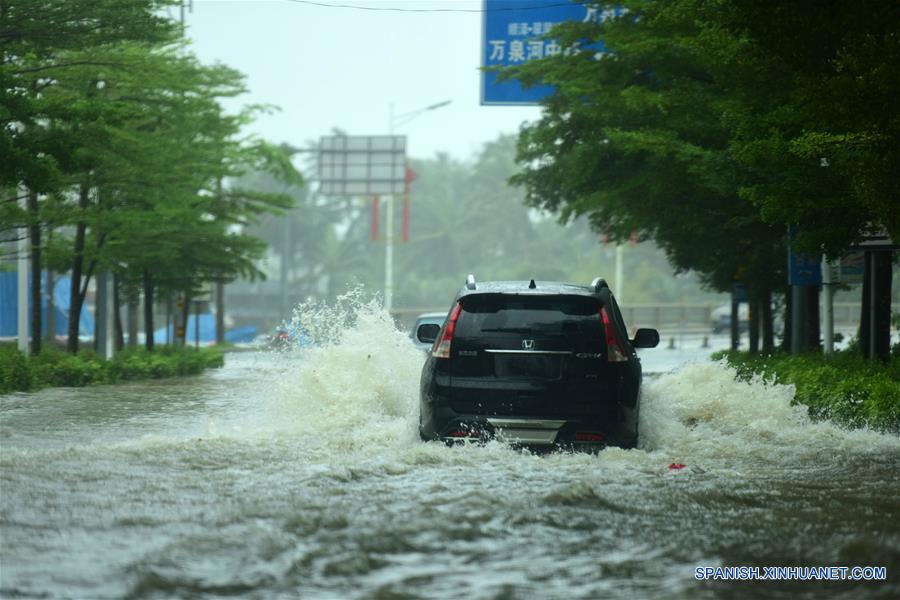 El tif&oacute;n Sarika, el 21&ordm; del a&ntilde;o, toc&oacute; tierra hoy por la ma&ntilde;ana en la provincia insular de Hainan, sur de China, en la que se registraron lluvias torrenciales y vendavales.(Xinhua/Meng Zhongde)