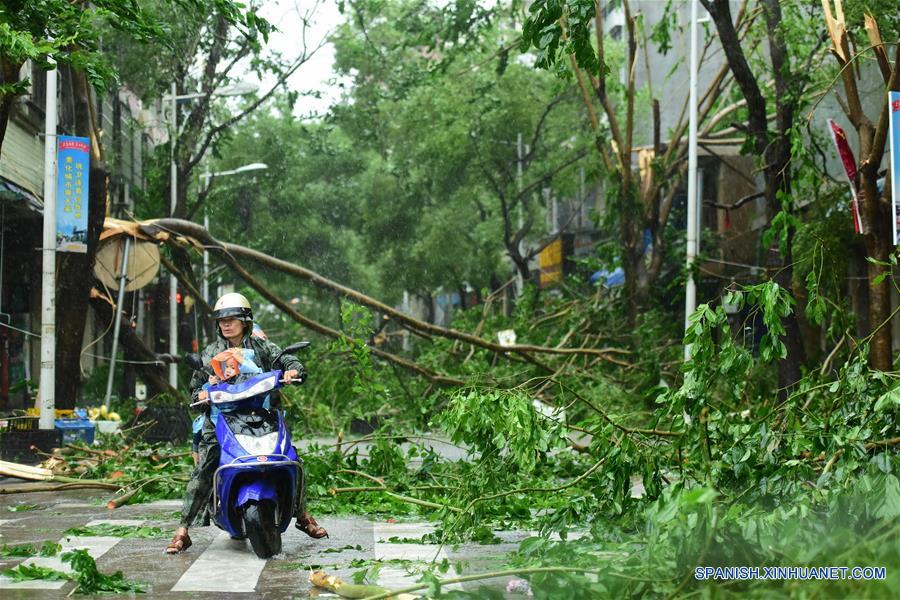 El tif&oacute;n Sarika, el 21&ordm; del a&ntilde;o, toc&oacute; tierra hoy por la ma&ntilde;ana en la provincia insular de Hainan, sur de China, en la que se registraron lluvias torrenciales y vendavales.(Xinhua/Meng Zhongde)