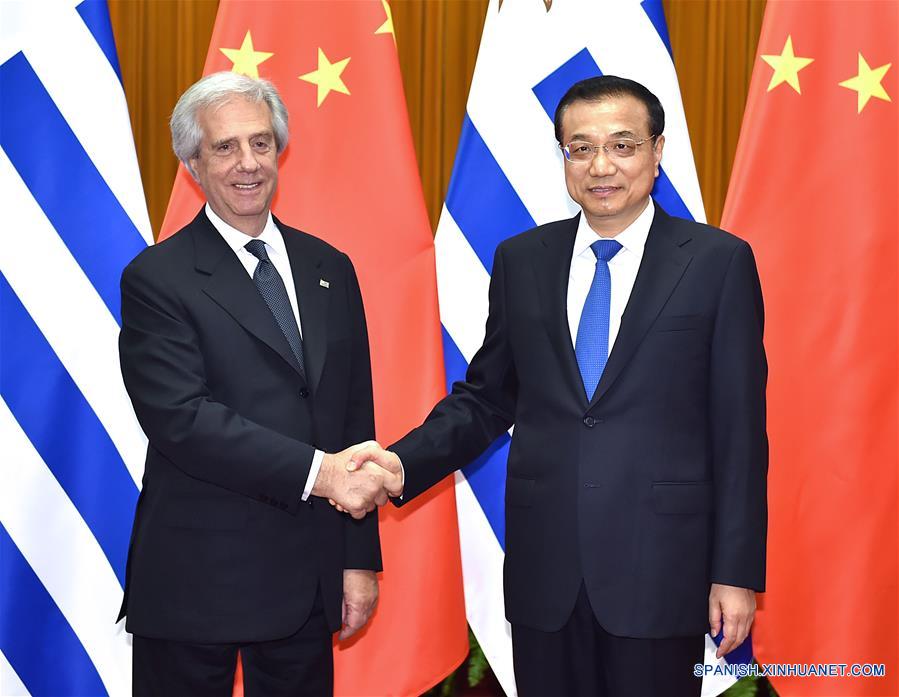 El premier chino, Li Keqiang se reúne con el presidente de Uruguay, Tabaré Vázquez, en el Gran Palacio del Pueblo en Beijing, capital de China, 19 de octubre de 2016. (Xinhua / Li Tao)