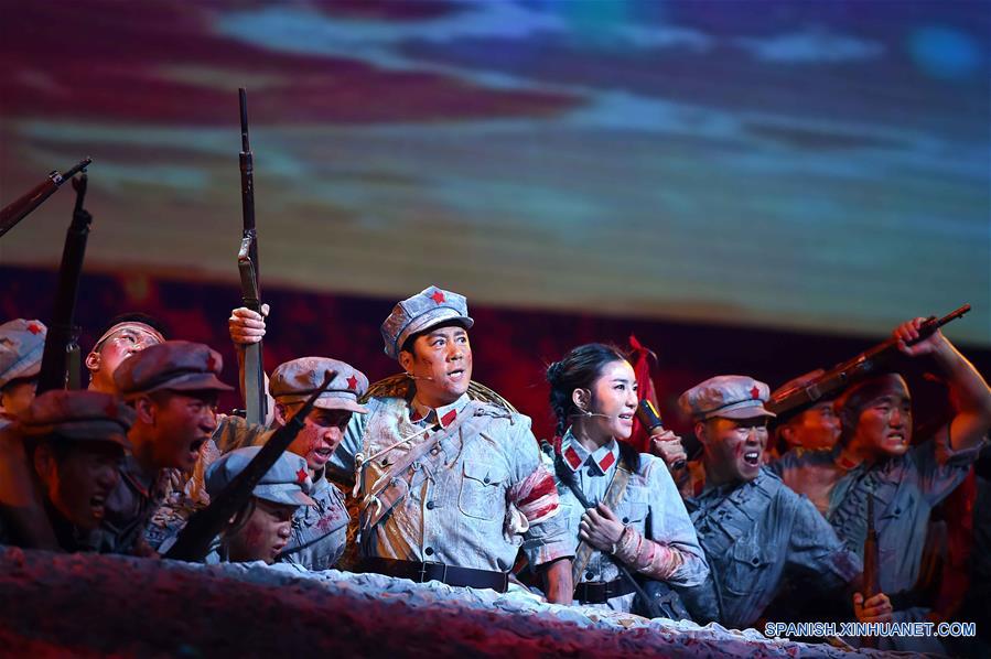 Una gala en conmemoraci&oacute;n del 80 aniversario de la victoria de la Gran Marcha es llevada a cabo en el Gran Palacio del Pueblo, en Beijing, capital de China, el 19 de octubre de 2016. (Xinhua/Li Tao)