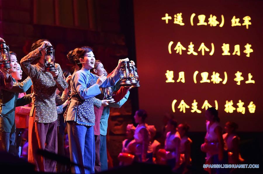Una gala en conmemoraci&oacute;n del 80 aniversario de la victoria de la Gran Marcha es llevada a cabo en el Gran Palacio del Pueblo, en Beijing, capital de China, el 19 de octubre de 2016. (Xinhua/Li Tao)