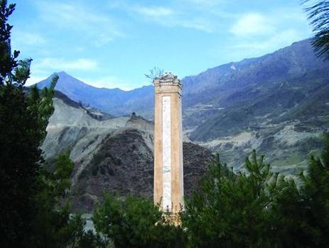 建于宝兴县硗碛镇的红军长征翻越夹金山纪念碑