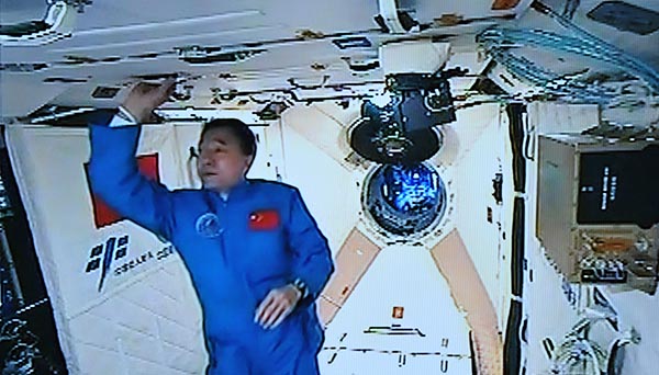 يعمل جينغ هاي بنغ في مختبر الفضاء تيانقونغ- 2