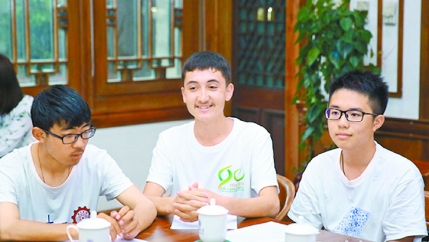 穆萨（中）在清华大学迎新座谈会上谈感想（图片由本人提供）。