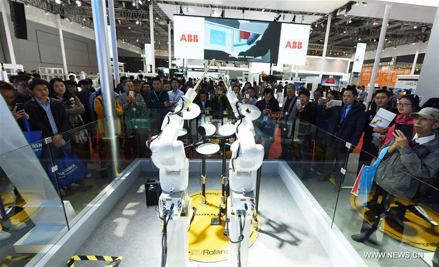 Visitors watch a percussion show performed by robots at the China International Industry Fair (CIIF) in Shanghai, east China, Nov. 1, 2016. The China International Industry Fair kicked off on Tuesday.[Photo: Xinhua]   