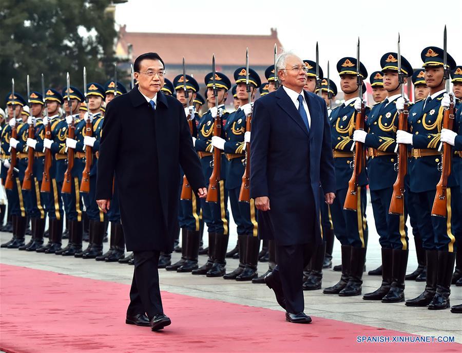 El primer ministro chino Li Keqiang celebra una ceremonia de bienvenida para el primer ministro de Malasia, Najib Razak, antes de sus conversaciones en Beijing, capital de China, el 1 de noviembre de 2016. (Xinhua / Li Tao)