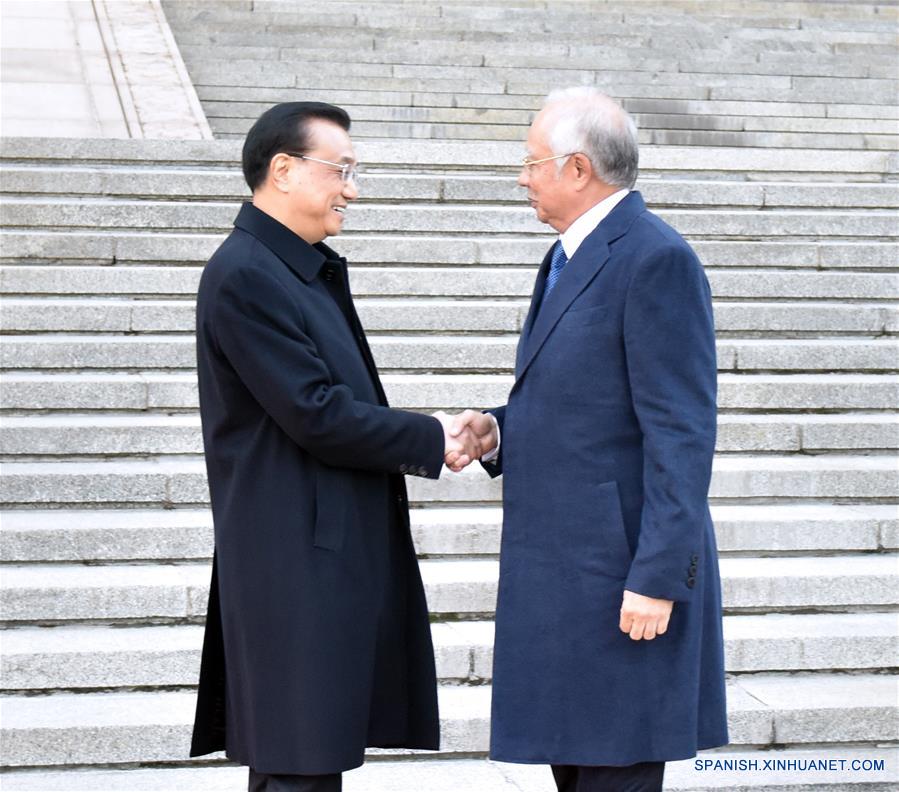El primer ministro chino Li Keqiang celebra una ceremonia de bienvenida para el primer ministro de Malasia, Najib Razak, antes de sus conversaciones en Beijing, capital de China, el 1 de noviembre de 2016. (Xinhua / Zhang Duo)