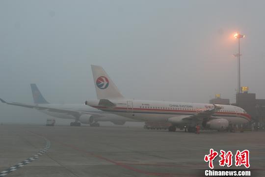 成都机场遭遇大雾天气启动大面积航班延误预警