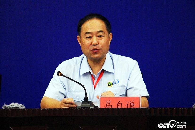 长征五号运载火箭副总指挥长易自谦介绍中国文昌航天发射场基本情况。（央视网记者 郭城／摄）