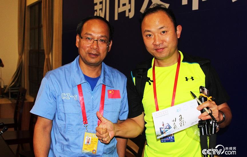 长征五号运载火箭总指挥王珏在接受记者专访时，表示向央视网网友问好。（央视网记者 郭城／摄）