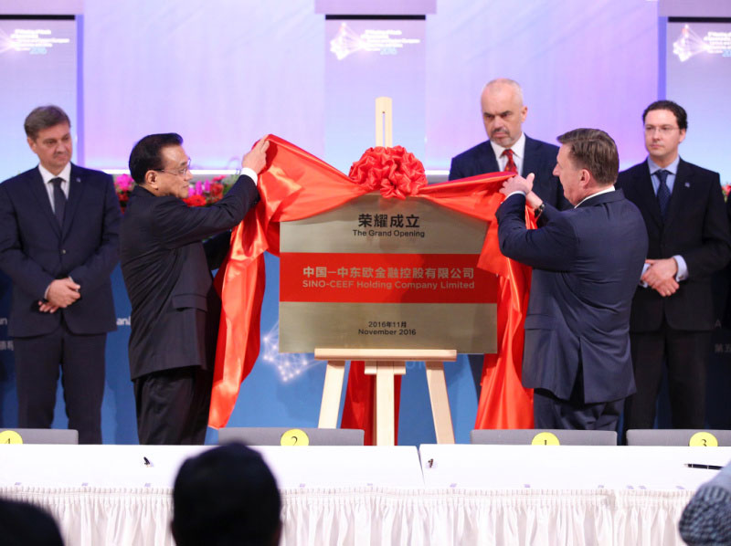 Premier Li Keqiang (left, second) and his Latvian counterpart jointly launch a financial joint venture Sino-CEEF Holdings Co Ltd in Riga, Latvia, on November 5, 2016. [Photo: gov.cn]