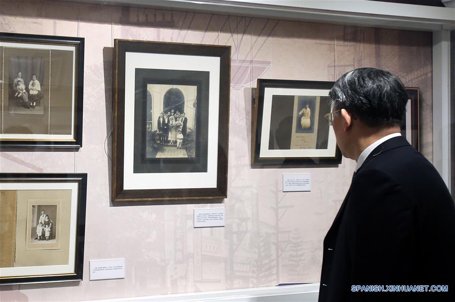 Un visitante observa fotograf&iacute;as en el sal&oacute;n memorial de la exresidencia de Sun Yat-sen en Shanghai, en el este de China, el 12 de noviembre de 2016. Una ceremonia se llev&oacute; a cabo el s&aacute;bado en Shanghai para conmemorar el 150 aniversario del nacimiento de Sun Yat-sen. Nacido en 1866, Sun Yat-sen fue fundador del partido Kuomintang y un venerado l&iacute;der revolucionario que desempe&ntilde;&oacute; un papel decisivo en el derrocamiento del gobierno imperial en China. (Xinhua/Liu Ying)