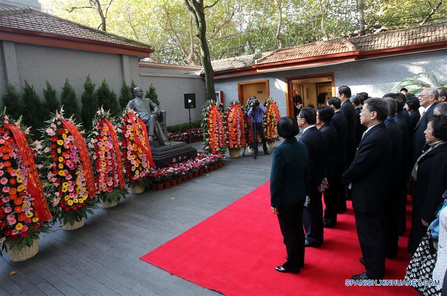 Delegados asisten a una ceremonia para conmemorar el 150 aniversario del nacimiento de Sun Yat-sen en su exresidencia en Shanghai, en el este de China, el 12 de noviembre de 2016. Nacido en 1866, Sun Yat-sen fue fundador del partido Kuomintang y un venerado l&iacute;der revolucionario que desempe&ntilde;&oacute; un papel decisivo en el derrocamiento del gobierno imperial en China. (Xinhua/Liu Ying)