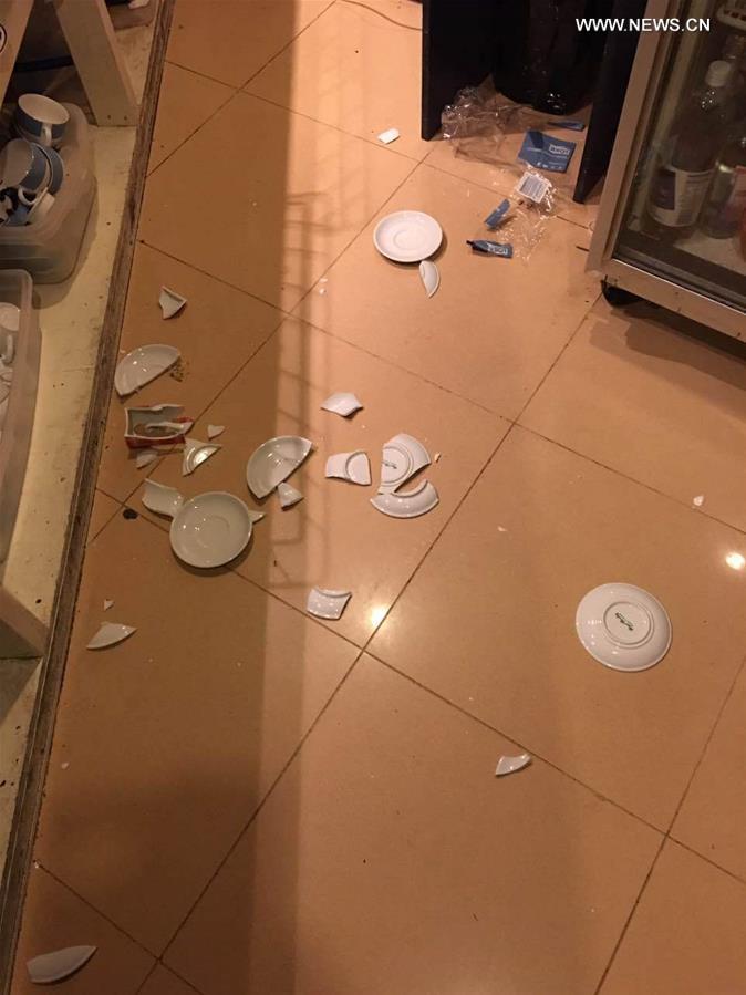 Photo taken on Nov. 14, 2016 (local time) shows goods lying on the ground in a restaurant in Wellington, New Zealand. A major earthquake rocked South Island of New Zealand in the wee hours of Monday, followed by a series of strong aftershocks and a tsunami warning. (Xinhua)