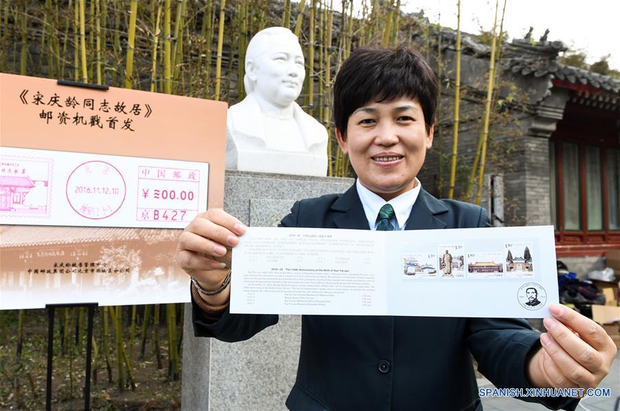 Un empleado muestra estampillas conmemorativas del 150 aniversario del nacimiento de Sun Yat-sen, en la exresidencia de su esposa, Soong Ching Ling, en Beijing, capital de China, el 12 de noviembre de 2016. El Correo de China emiti&oacute; un conjunto de estampillas conmemorativas por el 150 aniversario del nacimiento de Sun Yat-sen el s&aacute;bado. (Xinhua/Li He)