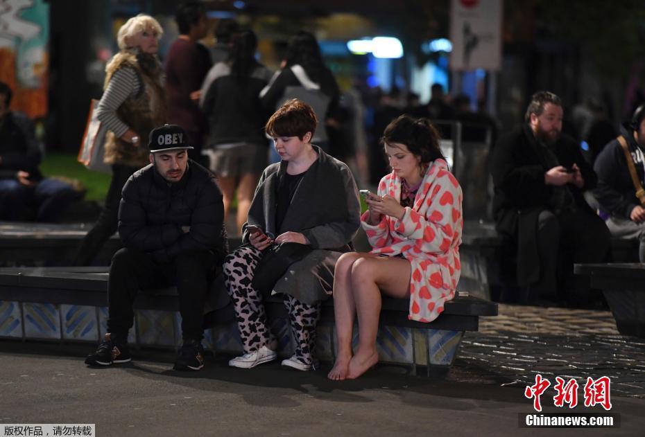 Au moins deux morts et un avertissement au tsunami