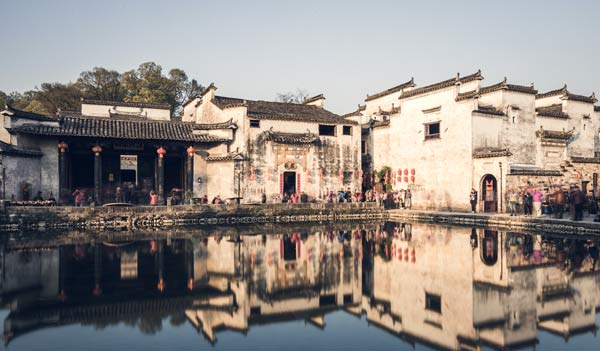 At the foot of Huangshan Mountain in east China’s Anhui Province sprawl clusters of grey-tiled, white-washed houses: the typical scene from any traditional Chinese landscape painting.