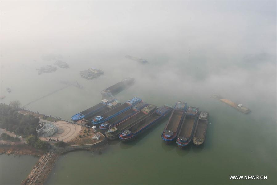 Photo taken on Nov. 14, 2016 shows ships shrouded in fog in Huai