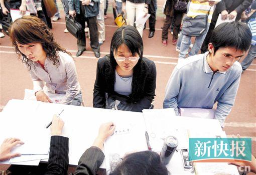 华西村人均收入_深圳人均月薪(3)
