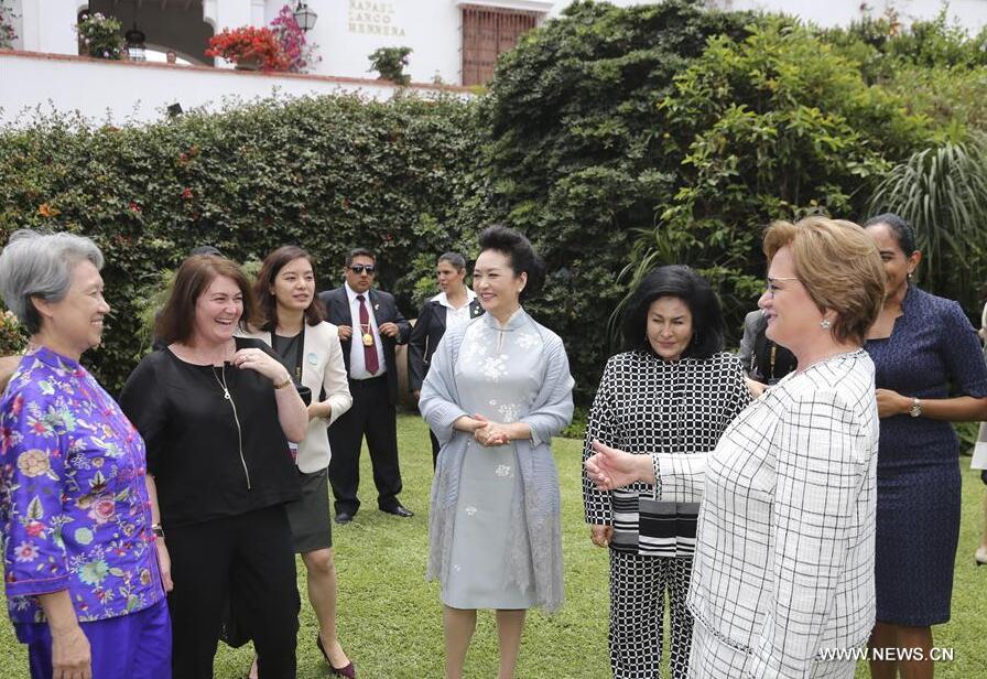 Peng Liyuan (C), wife of Chinese President Xi Jinping, visits Museo Larco together with the spouses of some other APEC economic leaders, in Lima, Peru, Nov. 19, 2016. (Xinhua/Ding Lin)