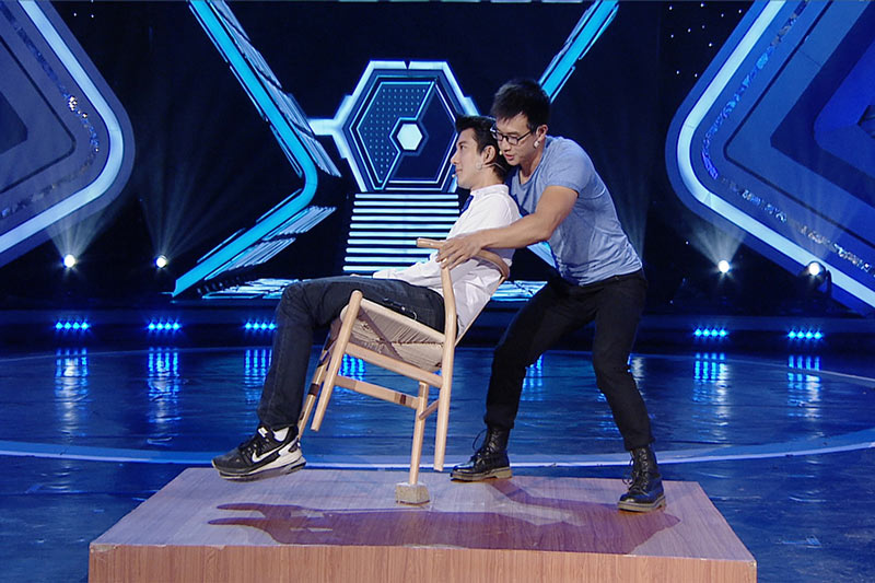 图:王力宏配合挑战者韩遂宁进行平衡挑战。