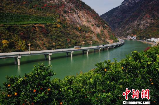 &ldquo;水上公路&rdquo;已成为当地的迎宾大道和美丽画廊。　李明　摄