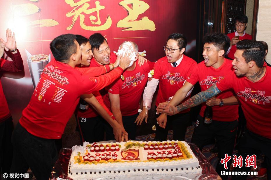  Guangzhou Evergrande celebrate victory