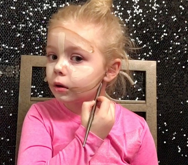 美国女子上传3岁女儿化妆视频被指虐待儿童(组