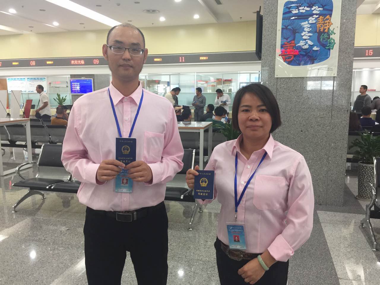 厦门网约车新政发布后发出首份驾驶员许可证