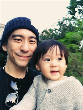 修杰楷女儿剪短发似男孩 戏称带儿子出门晒晒