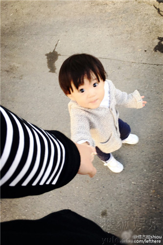 修杰楷女儿剪短发似男孩 戏称带儿子出门晒晒