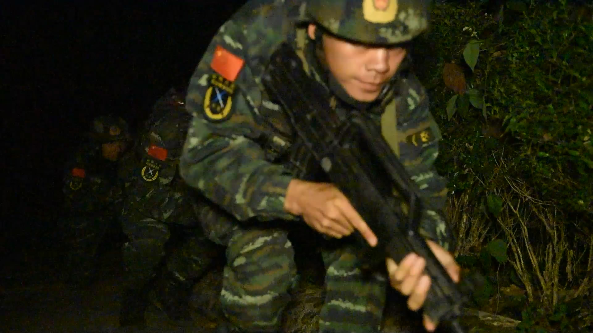 红蓝对决!武警福建总队“魔鬼周”集训凸显实战对抗