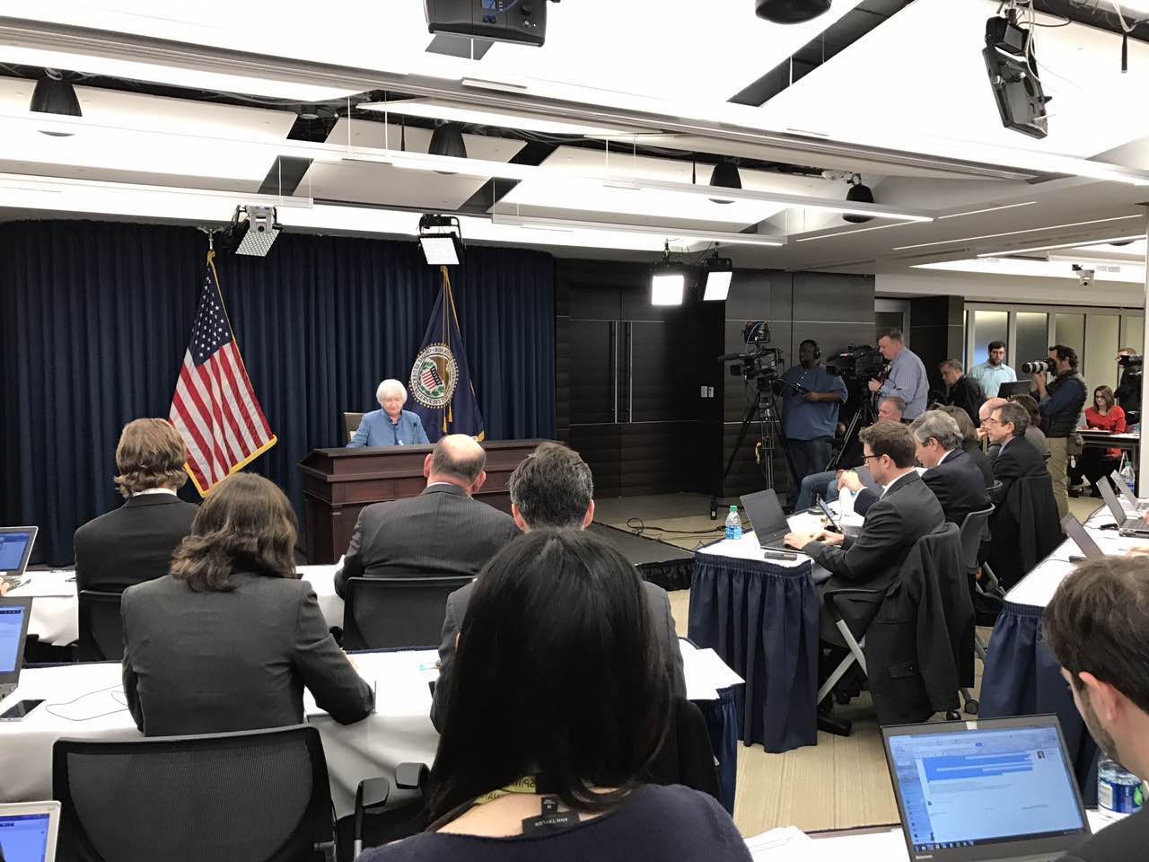 美联储宣布上调联邦基金利率25个基点_新闻_央视网(cctv.com)