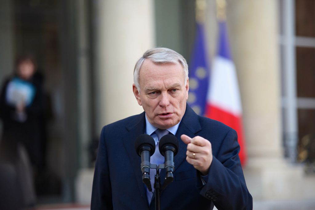 Ayrault tacha de poco inteligentes los comentarios de Trump sobre China 